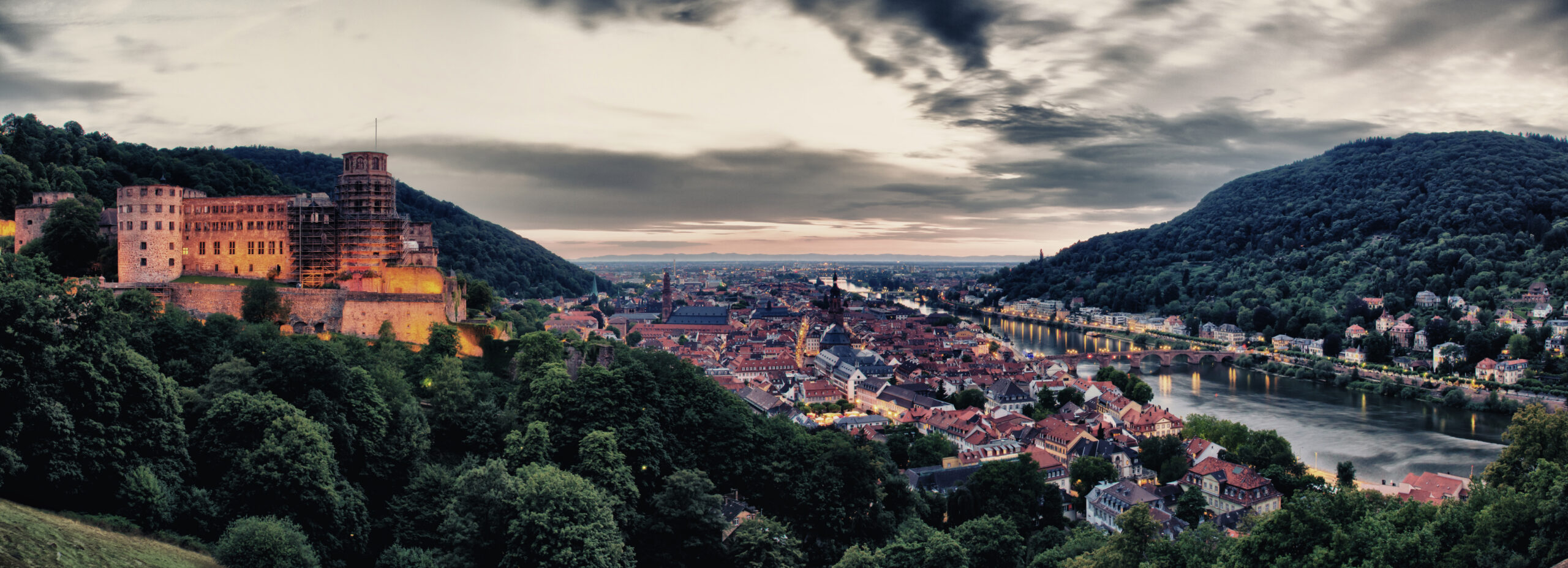 Panorama vom Schloss Heidelberg bei Sonnenuntergang.