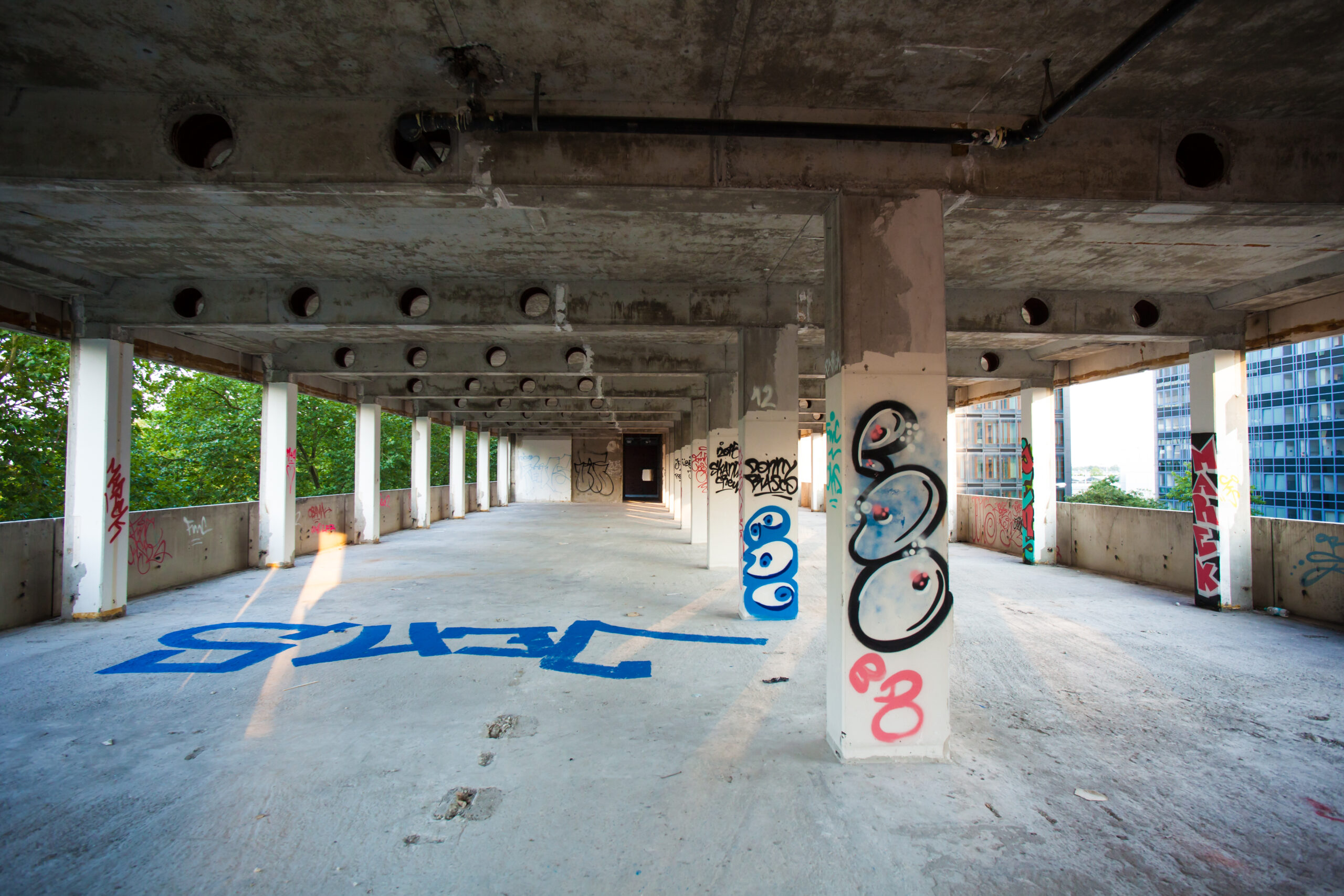 Graffiti an den Wänden eines verlassenen Gebäudes. Kreative Kunstwerke inmitten des Verfalls.