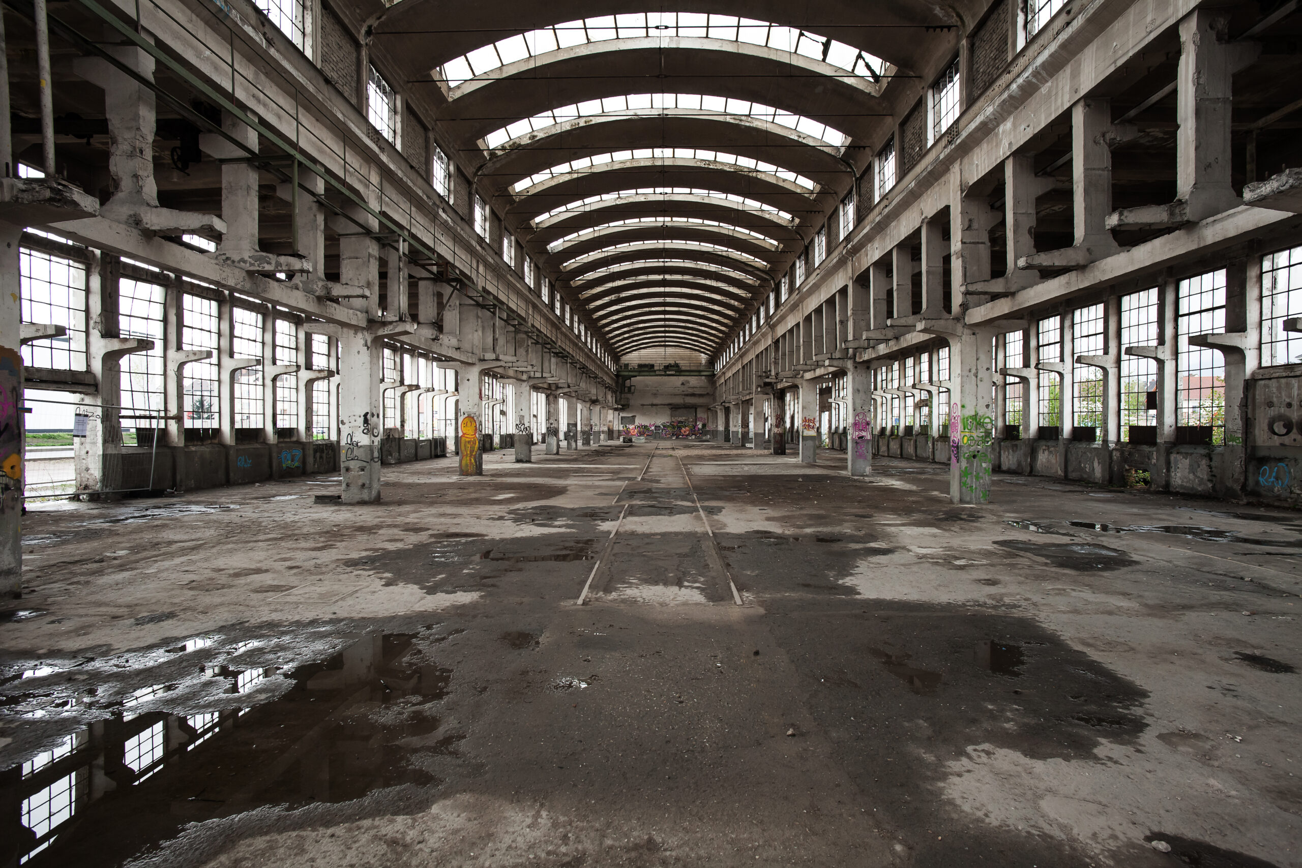 Symmetrisches Foto einer stillgelegten Halle.