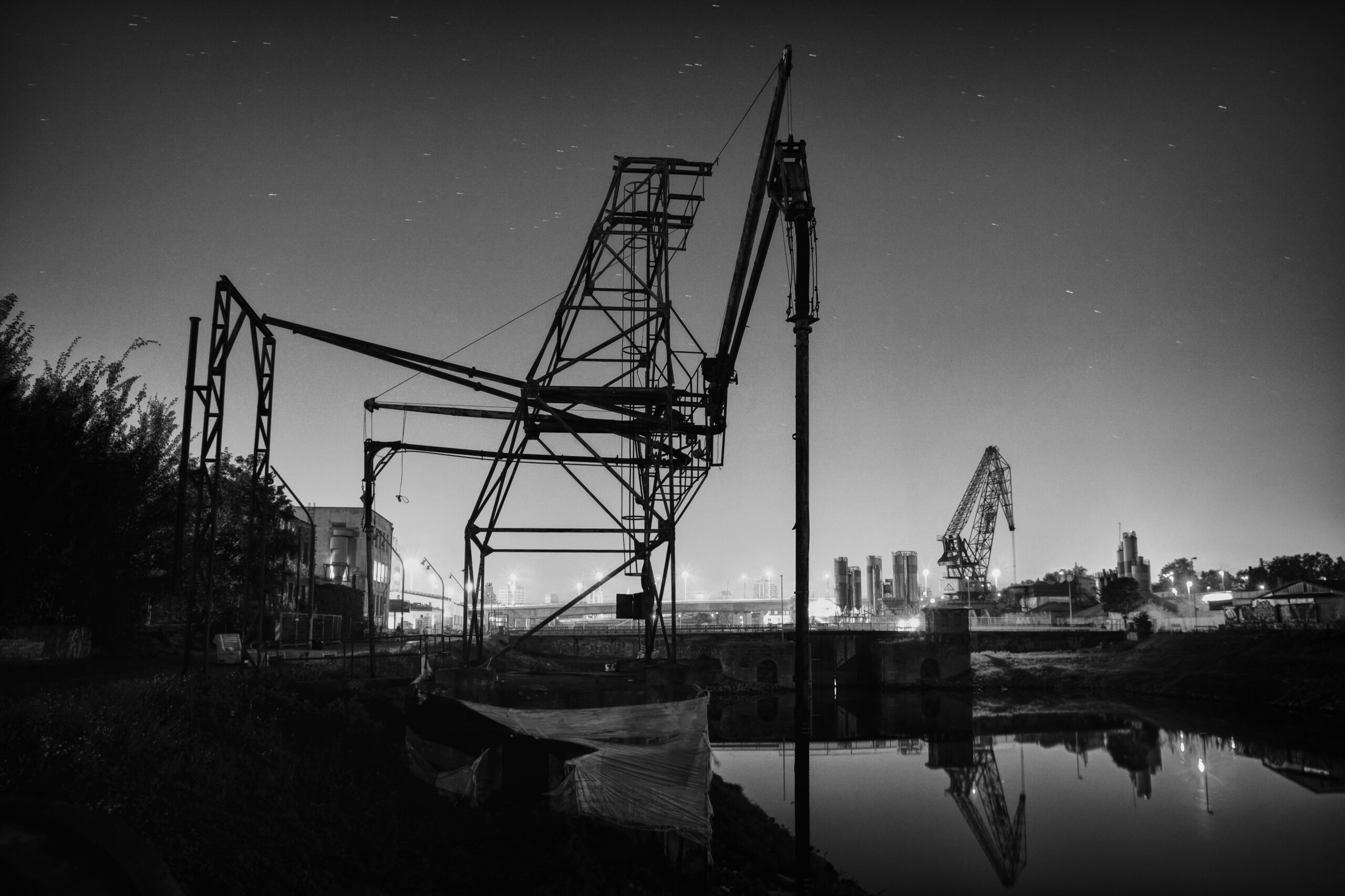 HDR-Schwarzweißaufnahme eines alten Hafenkrans in Mannheim.