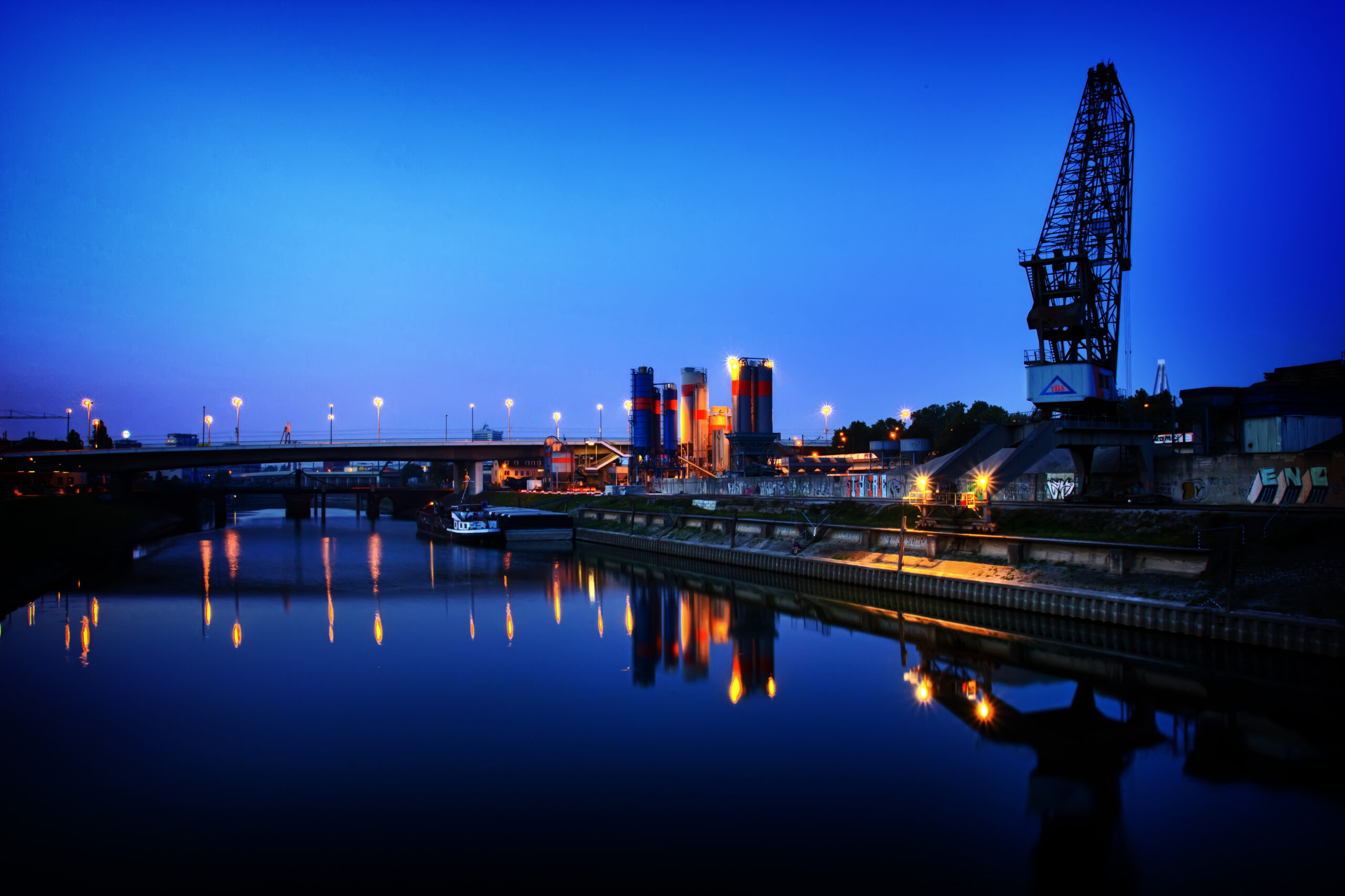 HDR vom Verbindungsfluss zwischen Rhein und Neckar am Hafen im Jungbusch Mannheim.